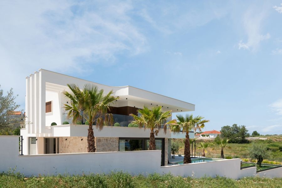 Villa avec palmiers et piscine