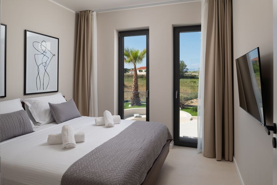 Chambre avec porte donnant sur la terrasse