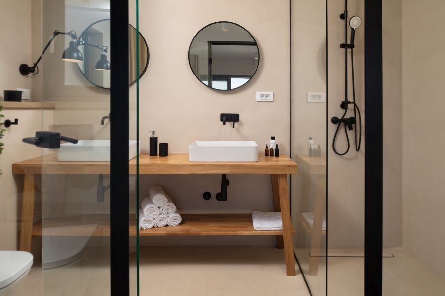 Salle de bains avec vasque en bois