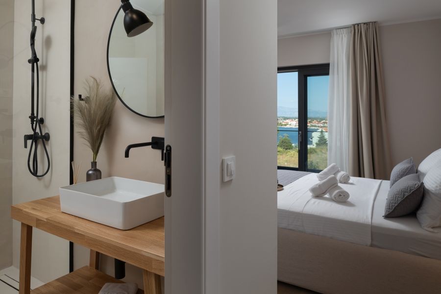 Salle de bains avec vue sur la chambre