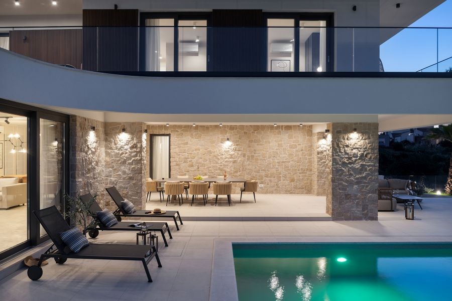 Piscine éclairée le soir