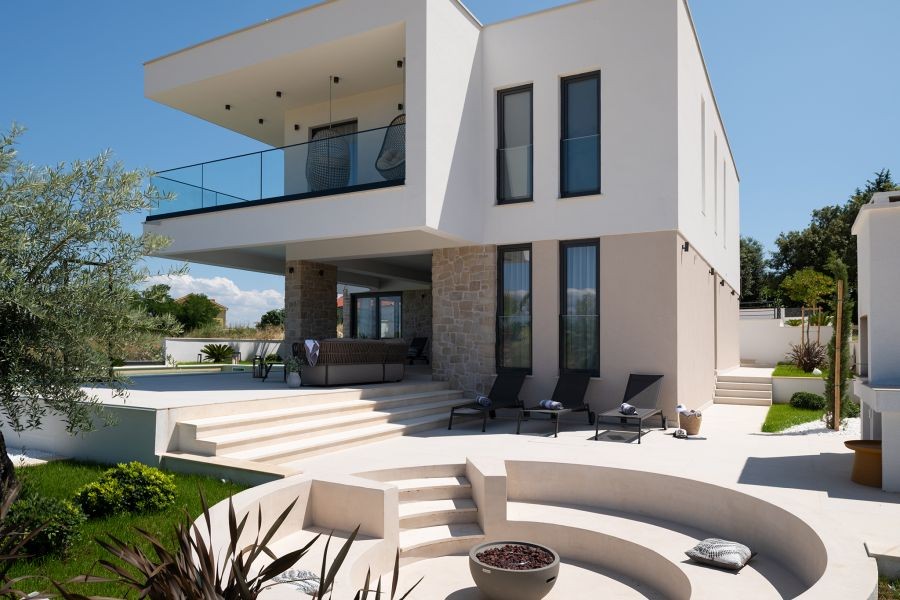 Villa moderne avec piscine et coin salon dans le jardin