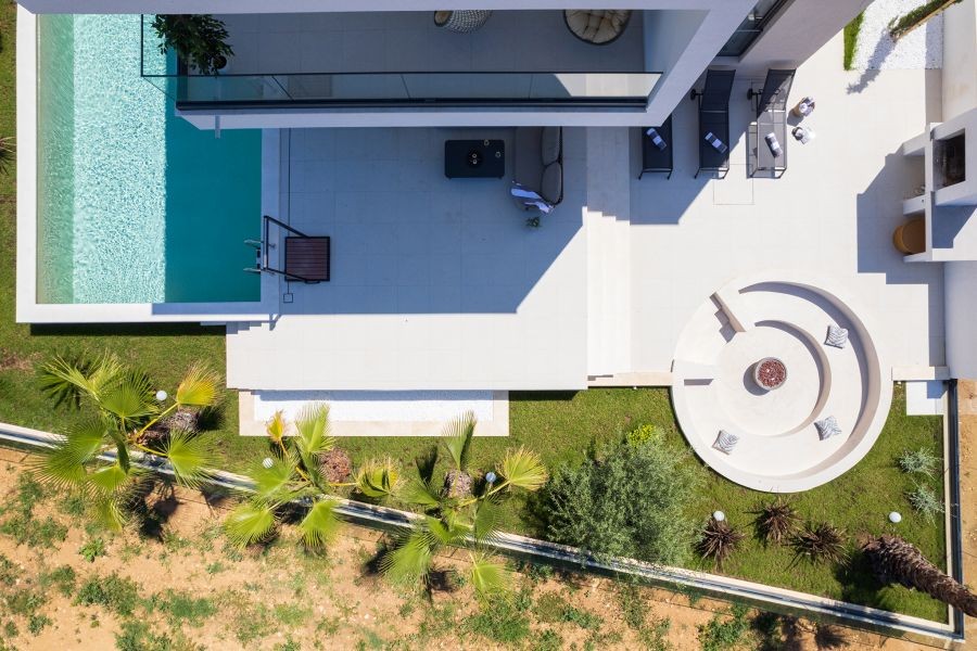 Piscine et jardin vus d'en haut