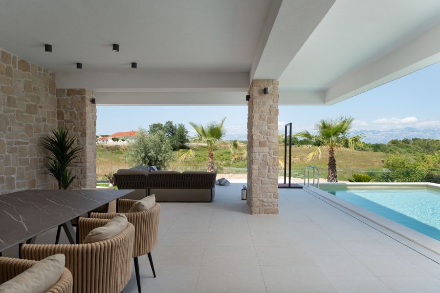 Lounge couvert au bord de la piscine
