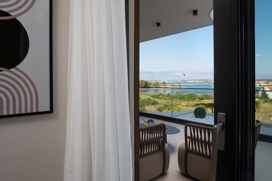 Terrasse avec fauteuils et vue sur la mer