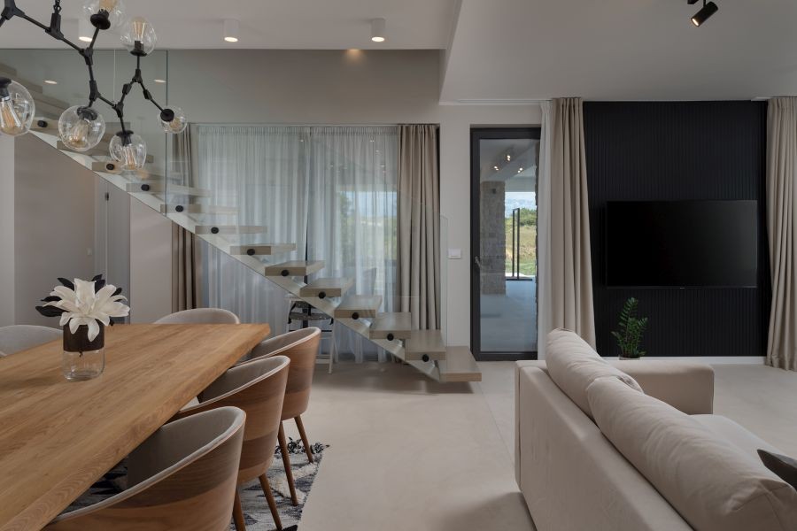 Espace repas avec escalier en verre