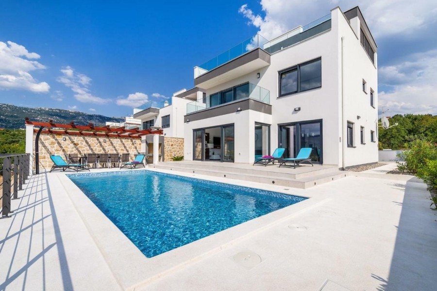 Villa blanche avec piscine et bains de soleil
