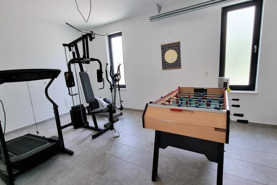 Pièce avec appareils de fitness et baby-foot