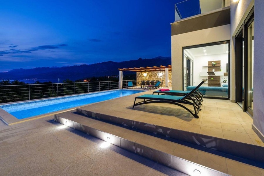 Piscine le soir devant la maison