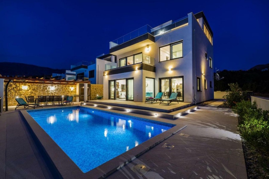 Villa le soir avec piscine éclairée