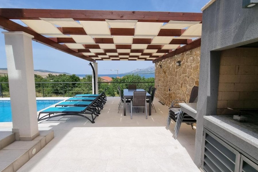 Terrasse avec grill et vue sur la piscine