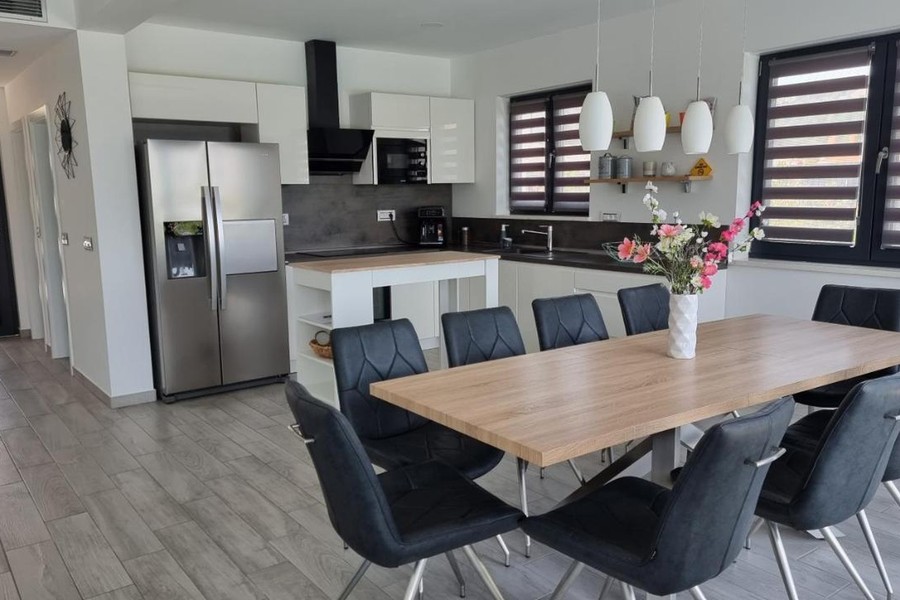 Cuisine avec grande table à manger