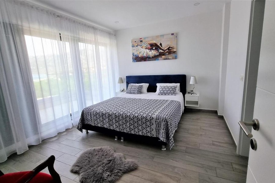 Chambre avec grande fenêtre