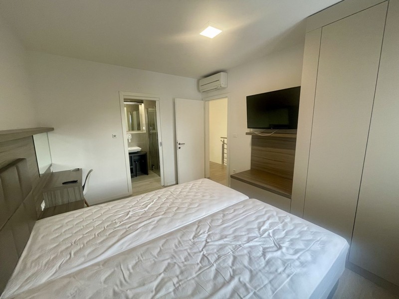 Chambre avec télévision et climatiseur