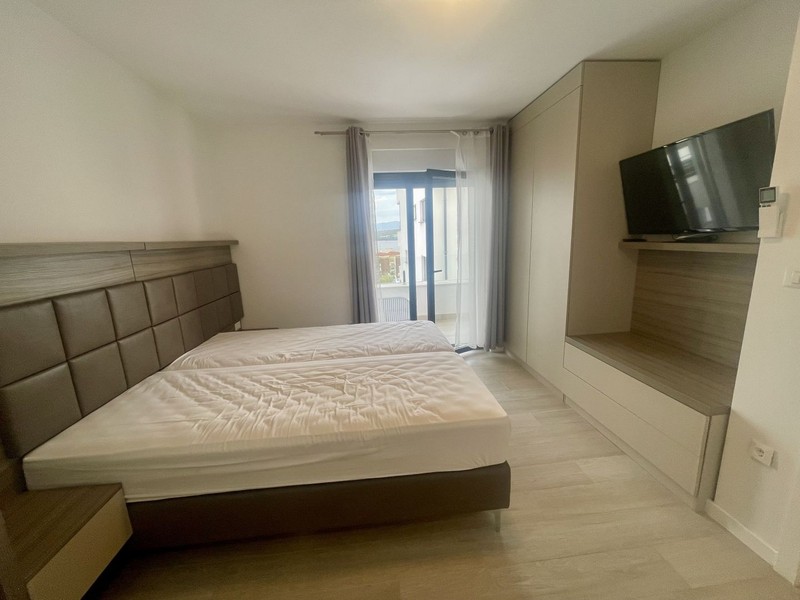 Chambre avec porte donnant sur le balcon