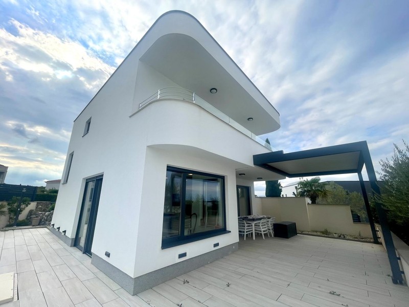 Côté jardin avec pergola