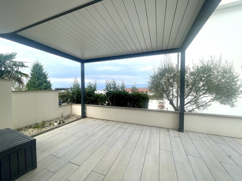 Terrasse couverte avec vue sur la verdure