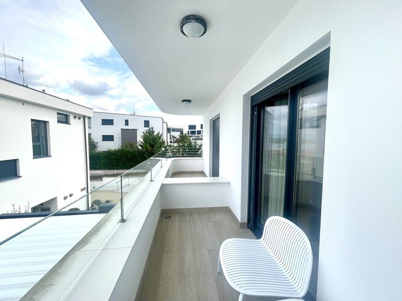Balcon avec garde-corps en verre