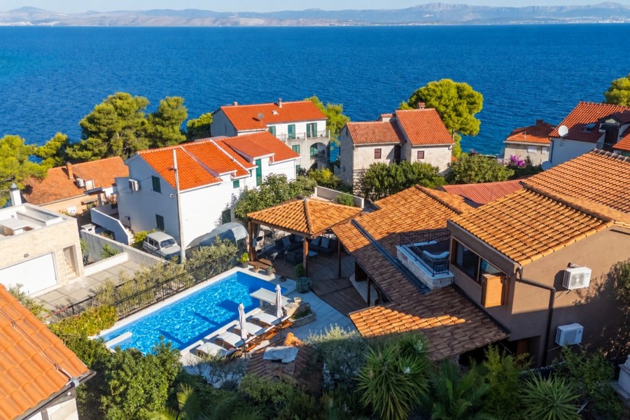 Maison en pierre avec piscine et vue sur la mer sur l'île de Solta