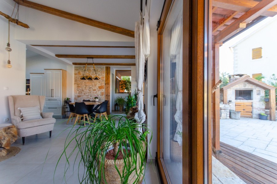 Salon avec accès à la terrasse