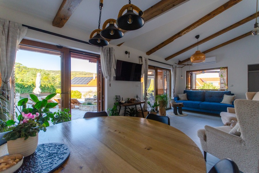 Coin repas avec table ronde en bois