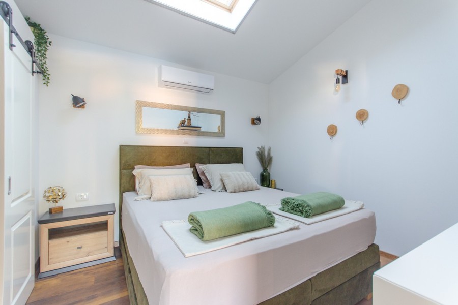 Chambre avec lit double et fenêtre de toit