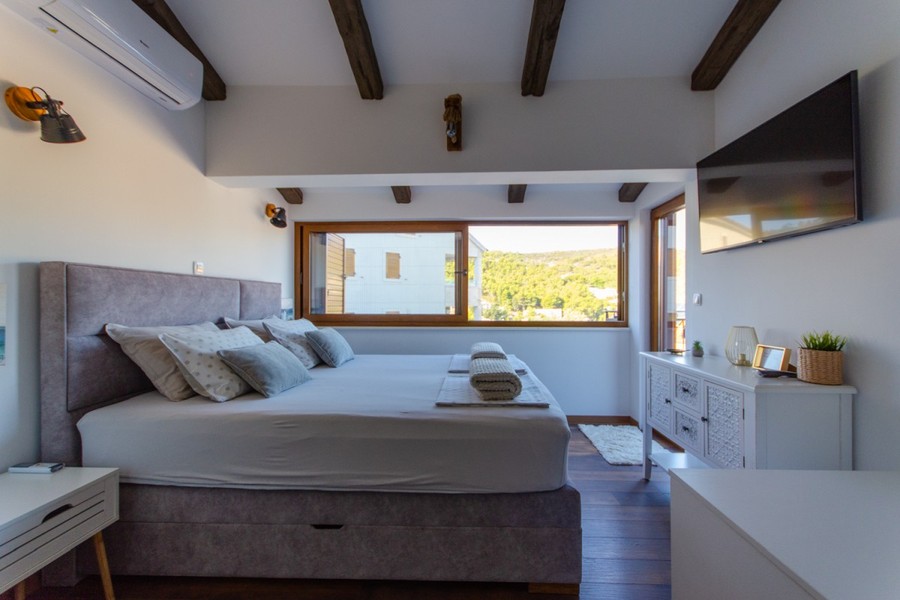 Chambre avec fenêtre donnant sur la verdure