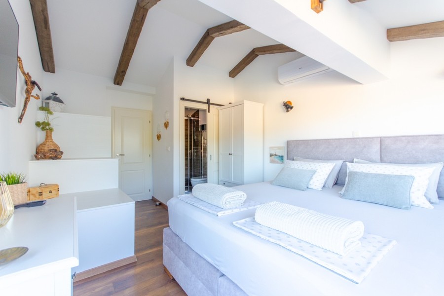 Chambre avec poutres en bois