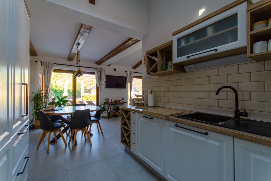 Cuisine avec vue sur le coin repas