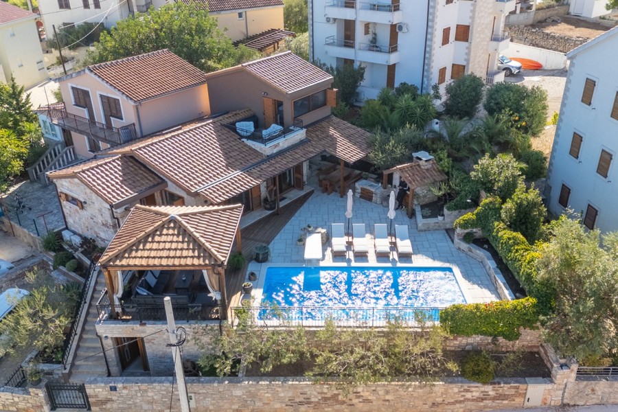 Maison en pierre avec piscine et pavillon vus d'en haut