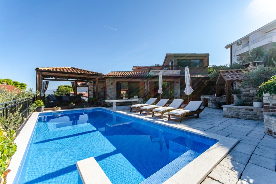 Piscine avec chaises longues et pavillon