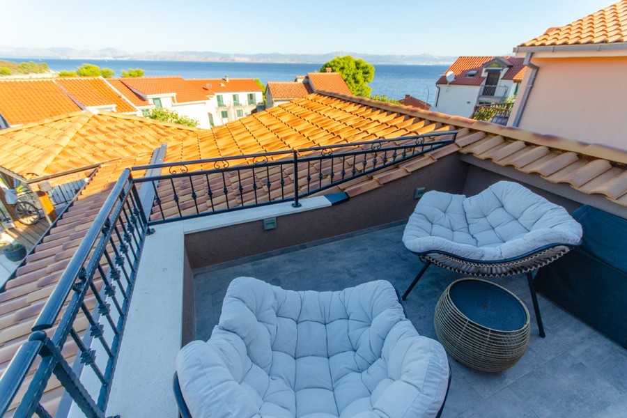 Terrasse avec fauteuils et vue sur la mer
