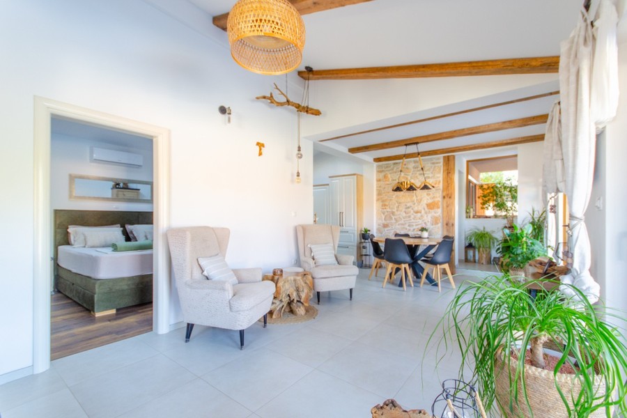 Espace salon avec fauteuils et vue sur la chambre