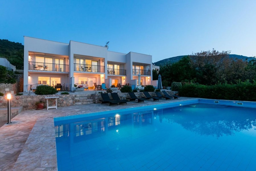 Immeuble d'appartements avec piscine éclairée le soir