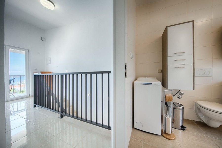 Couloir avec escalier et WC