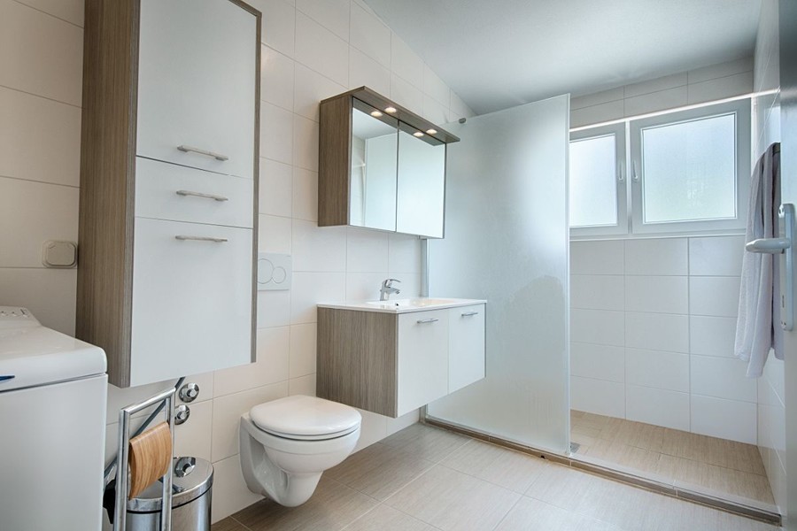 Salle de bains avec douche à l'italienne