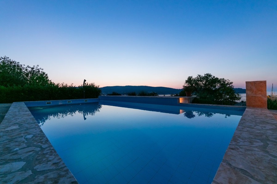 Piscine le soir avec vue sur la mer
