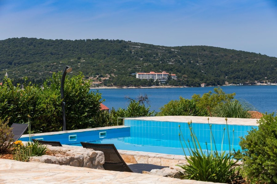 Piscine avec vue sur la baie