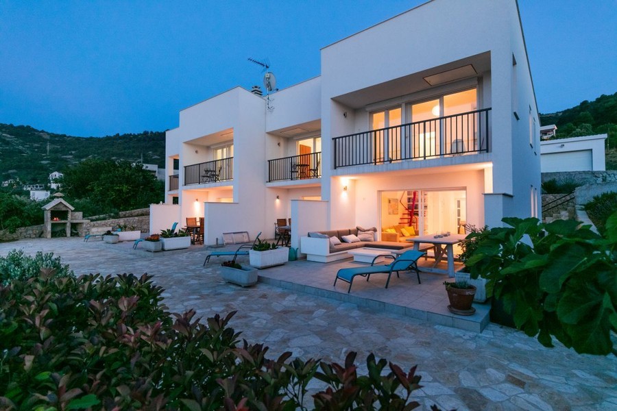 Maison avec terrasses et balcons au crépuscule
