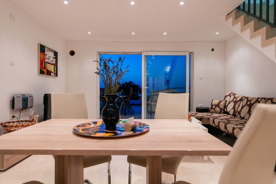 Salon avec table à manger et porte vitrée