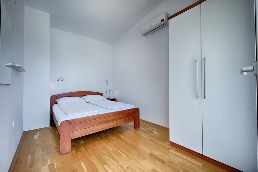 Chambre avec lit double et placard intégré