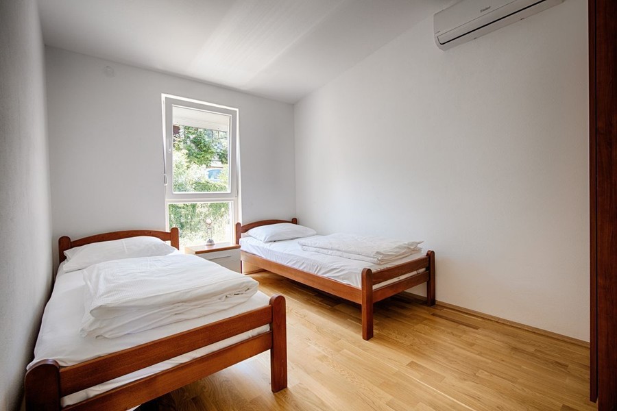 Chambre avec deux lits simples