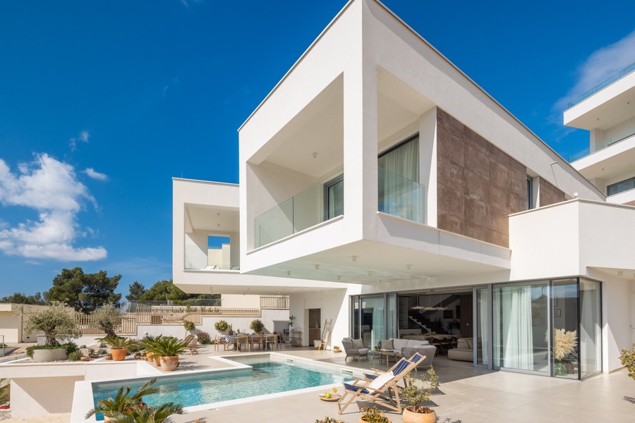 Villa moderne avec façade vitrée et piscine