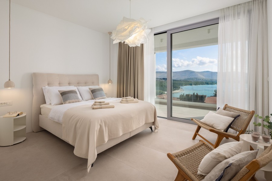 Chambre avec baie vitrée et vue mer