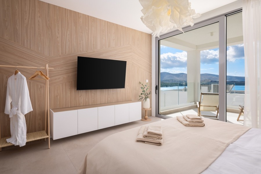 Chambre avec mur en bois et balcon