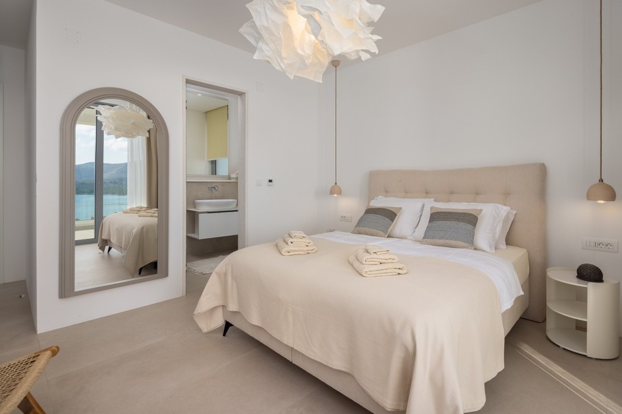 Chambre avec accès à la salle de bain
