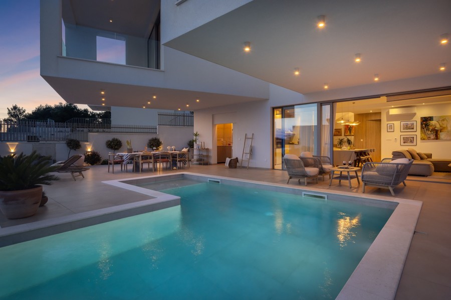 Piscine éclairée le soir