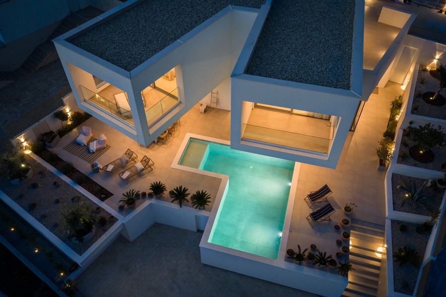 Vue aérienne de la villa avec piscine le soir