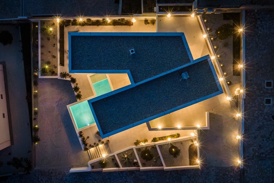 Villa avec toitures et piscine vues d'en haut