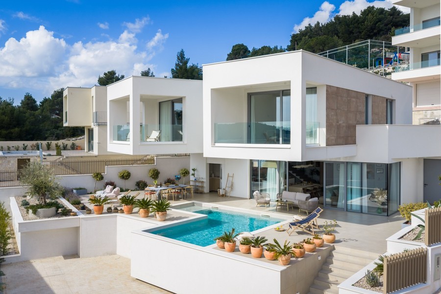 Villa avec piscine et terrasse plantée